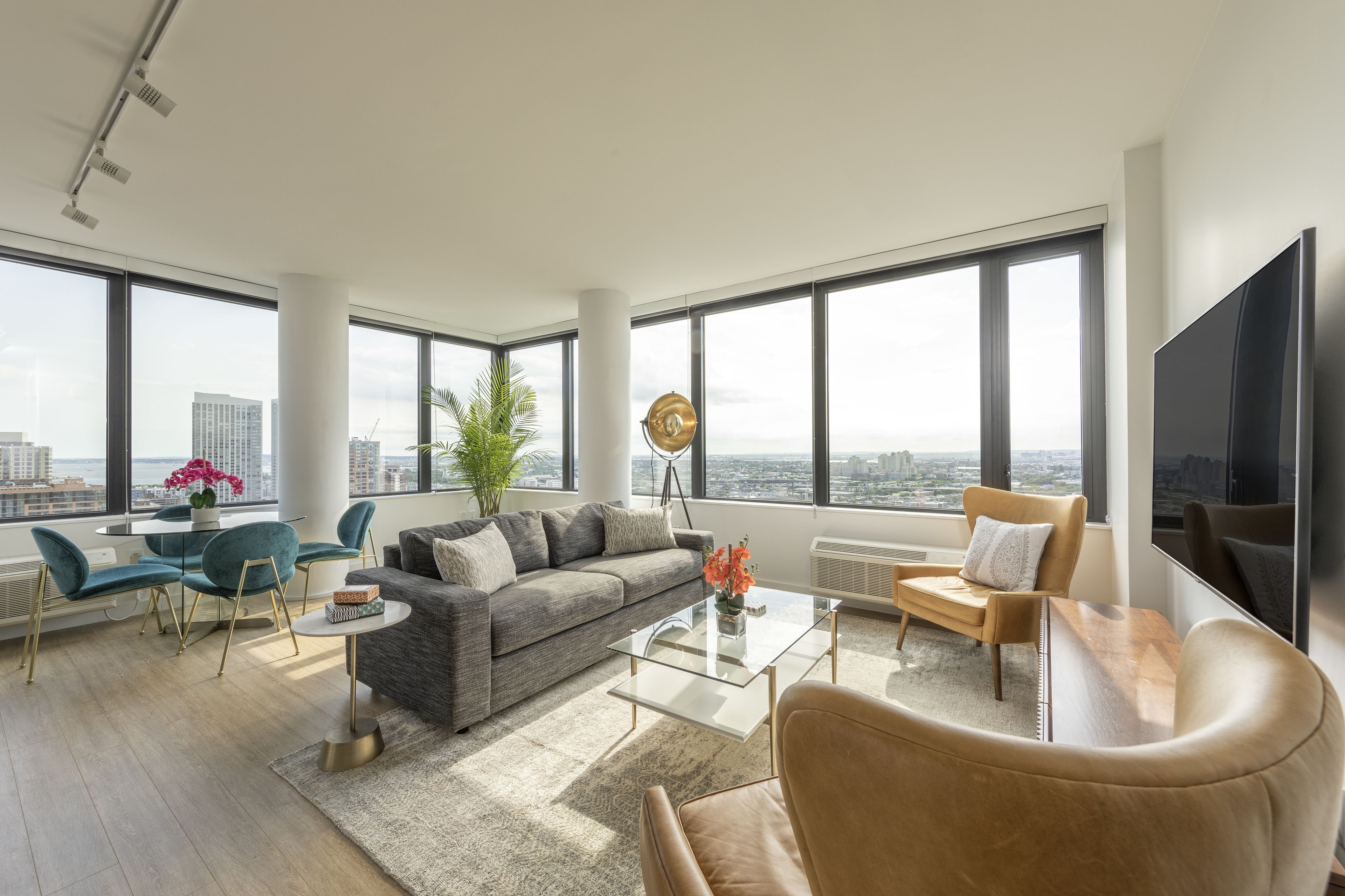 Executive-Apartment, 2 Schlafzimmer, Stadtblick | Wohnbereich | Flachbildfernseher
