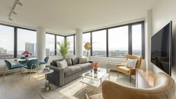 Executive-Apartment, 2 Schlafzimmer, Stadtblick | Wohnbereich | Flachbildfernseher