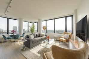 Executive-Apartment, 2 Schlafzimmer, Stadtblick | Wohnbereich | Flachbildfernseher