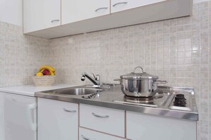 Fridge, stovetop, coffee/tea maker