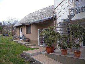 Terrace/patio - Holiday apartment with garden and access to the internet (Balatongyör��k)