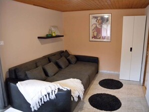 Living area - Holiday apartment with garden and access to the internet (Balatongyör��k)