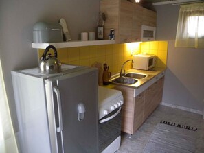 Kjøleskap, mikrobølgeovn, ovn og kokeplater