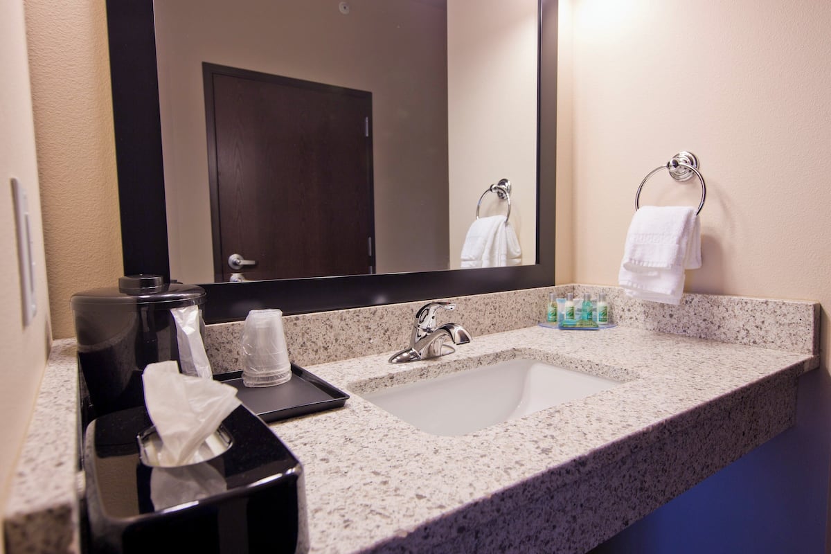Combined shower/tub, free toiletries, hair dryer, towels