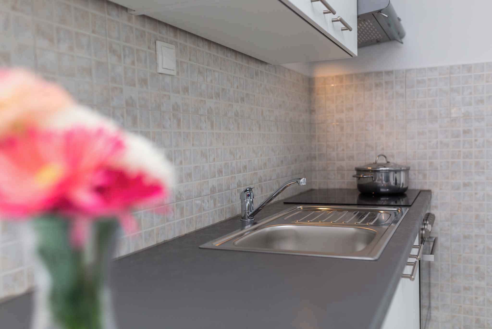 Kjøleskap, kokeplater og kaffetrakter/tekoker