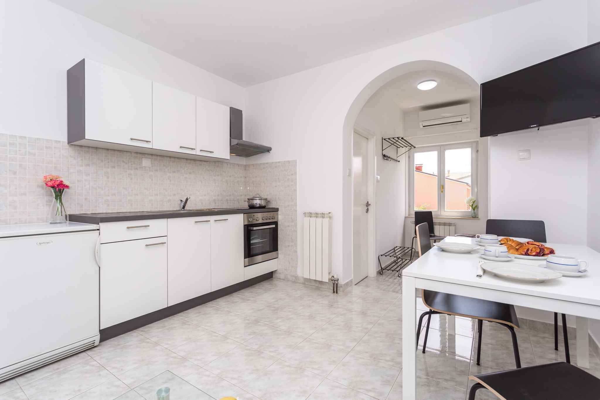 Kylskåp, spishäll och kaffe- och tebryggare