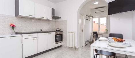 Kylskåp, spishäll och kaffe- och tebryggare