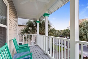 Terrace/patio - Eden's Estate - Pet Friendly, Heated Community Pool, Bikes Included! (Miramar Beach)