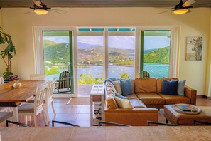 TV connectée, lecteur de DVD, livres, chaîne hi-fi