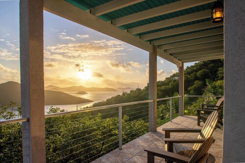 Private Villa mit Blick auf das Herz von Coral Bay mit Pool - ideal für Paare
