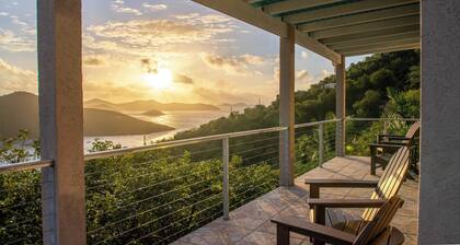 Private Villa mit Blick auf das Herz von Coral Bay mit Pool - ideal für Paare