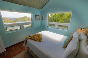 2 dormitorios, escritorio, tabla de planchar con plancha y cuna de viaje