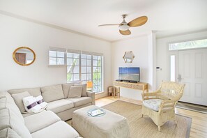 TV - Lemon Fish - Crystal Beach Cottages, Heated Private + Community Pool! (Destin)