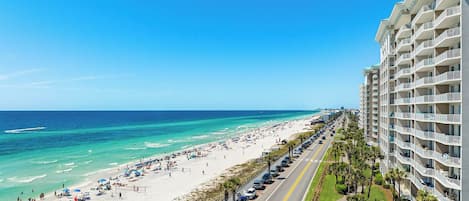 Una spiaggia nelle vicinanze