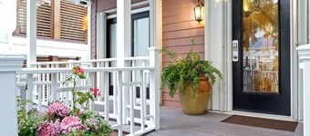 Islamorada - Large Heated Private Pool! Short Stroll to Beach! Lake View!