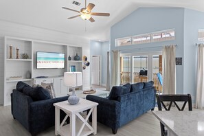 TV - Hideout – Updated! Pet Friendly, Golf Cart, Walk to Beach! (Destin)