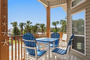 Outdoor dining - Hideout – Updated! Pet Friendly, Golf Cart, Walk to Beach! (Destin)