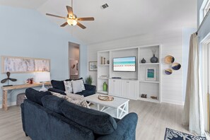 TV - Hideout – Updated! Pet Friendly, Golf Cart, Walk to Beach! (Destin)