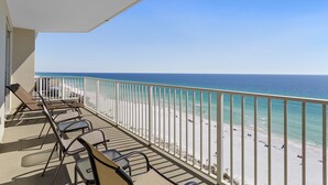 Un balcon avec vue sur la plage et l’océan.