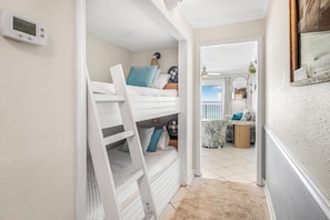 1 habitación, tabla de planchar con plancha, internet y ropa de cama 