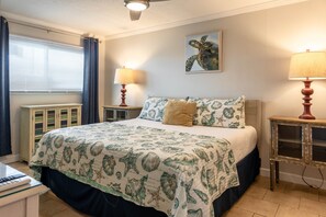 1 bedroom, iron/ironing board, internet, bed sheets - Summit 8th floor sleeps 5 ***FREE BEACH CHAIRS*** (Panama City Beach)