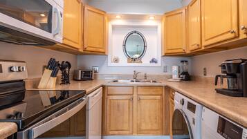 Een koelkast, een magnetron, een oven, een kookplaat