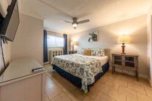 1 bedroom, iron/ironing board, internet, bed sheets - Summit 8th floor sleeps 5 ***FREE BEACH CHAIRS*** (Panama City Beach)