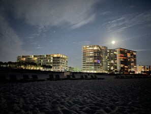 Ubicación a pie de playa y tumbonas