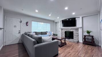 Tv, dvd-spelare och ett bordtennisbord