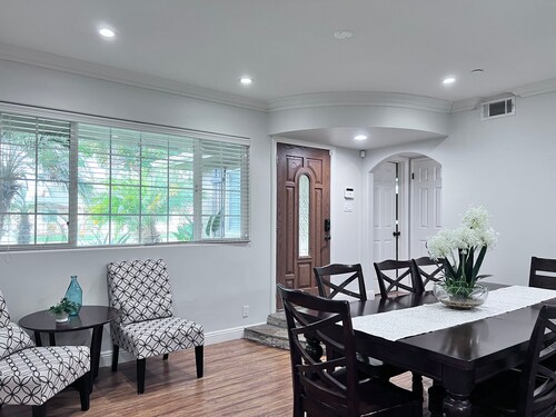 Lovely Anaheim Pool Home: 2 Ensuites, 1 Mi 2Disney