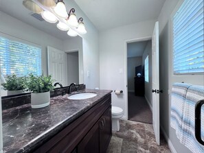 Suihkun ja ammeen yhdistelmä, hiustenkuivaaja, pyyhkeet