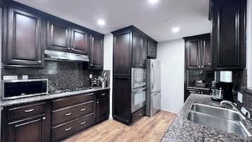 KylskÄp, mikrovÄgsugn, ugn och spishÀll