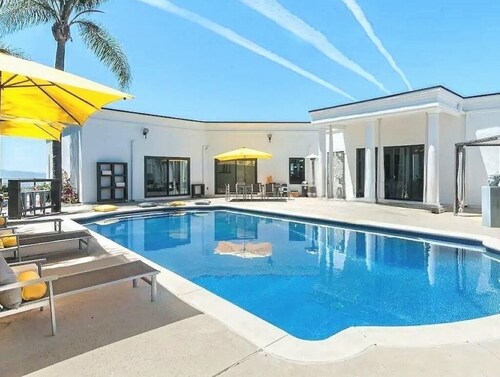 Luxurious Resort Style 3BR + Office w/ Stunning Ocean Views, Pool, Spa & Sauna