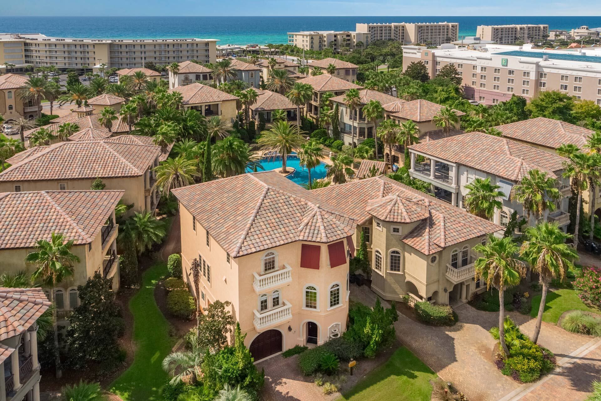 Emerald Palazzo - East Destin, Community Pool, Hot Tub, Steps to the Beach!