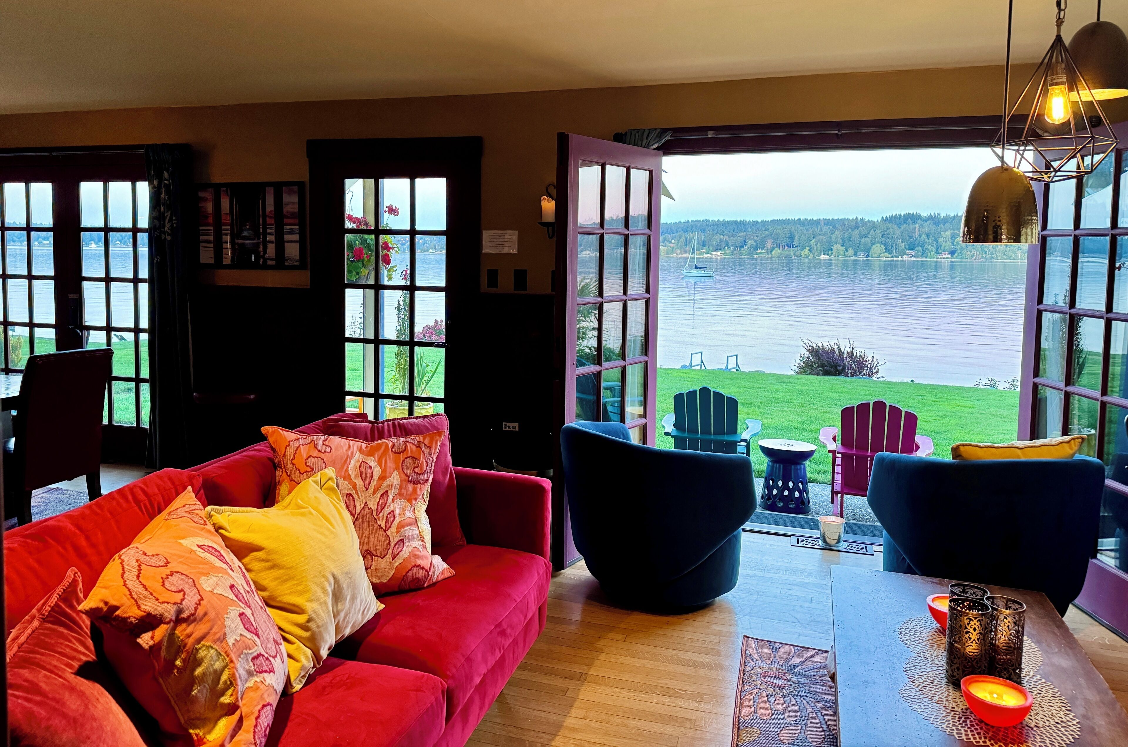 Shabby Chic Waterfront Retreat Serene Low Bank Waterfront Home W/ Gas Fire Pit. - Tacoma, WA