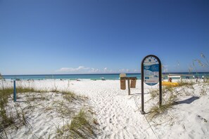 Beach nearby - Treasure Chest – Stylish Update, Heated Pool, No Roads to Beach + Outdoor Bar! (Miramar Beach)