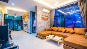 4 Bedrooms Villa | Living room | Smart TV