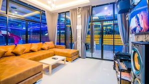 4 Bedrooms Villa | ห้องนั่งเล่น