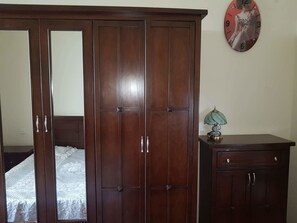 Dormitori compartit clàssic, 1 llit de matrimoni | 1 dormitori, roba de llit d'alta qualitat i planxa i posts de planxar 