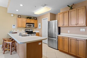 Oppvaskmaskin og spisebord