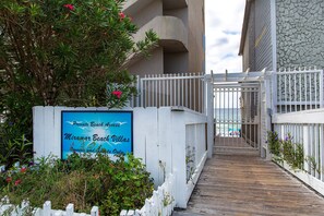 Property grounds - Puesta Del Sol - Luxury Townhome, Swimming Pool, Private Beach Access! (Miramar Beach)