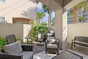 Outdoor dining - Puesta Del Sol - Luxury Townhome, Swimming Pool, Private Beach Access! (Miramar Beach)