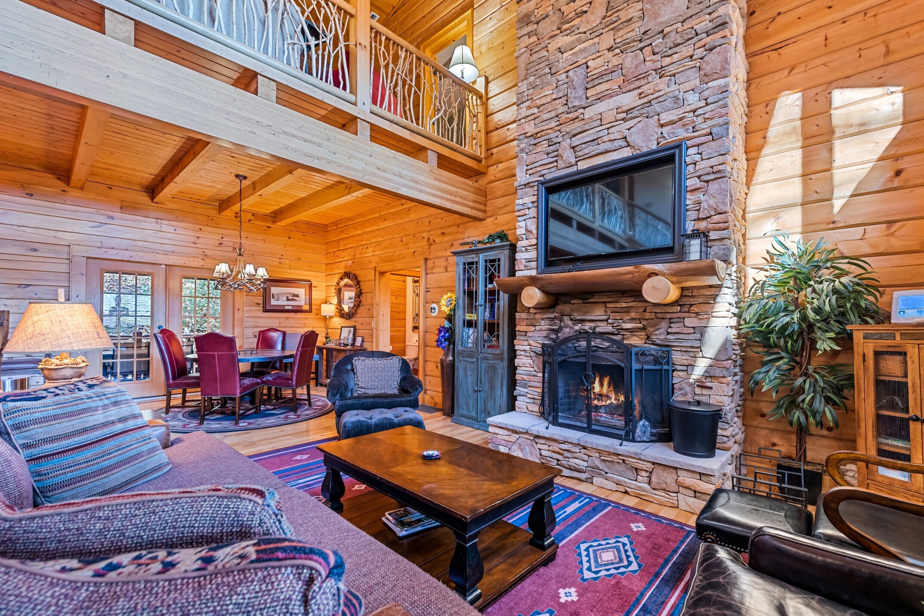 Smart-tv, eldstad och böcker