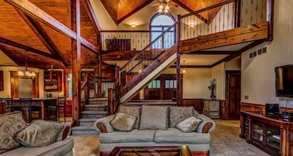 Ihana 6 makuuhuoneen / 6. 5 Kylpyhuone Koti ~ Keittiö ~ Golfkentällä!