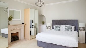 Blackout drapes, iron/ironing board, cribs (surcharge) - Prestwick Holiday House (Prestwick)