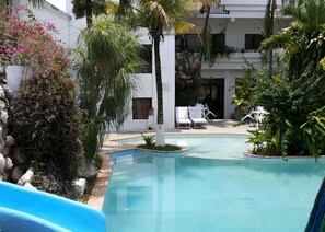 Outdoor pool, open 8:30 AM to 9:30 PM, pool umbrellas - Hotel Casa Flores De Tikal (Flores)
