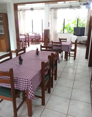 S'hi serveixen esmorzars, dinars i plats de cuina local i internacional