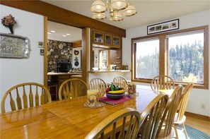 House, Multiple Beds | In-room dining