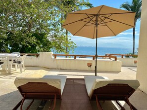 Condo Confort, cocina, vista al océano | Terraza o patio