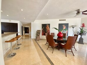 舒適公寓客房, 廚房, 海景 | 房內用餐區